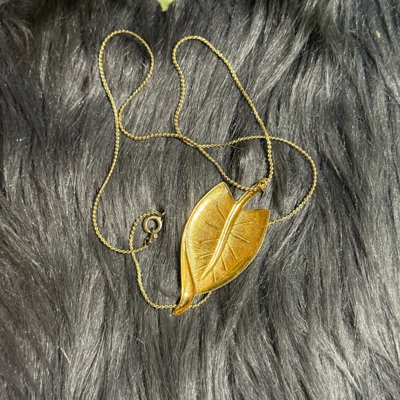 Gold Leaf Pendant Necklace (n3) - Picture 5 of 6